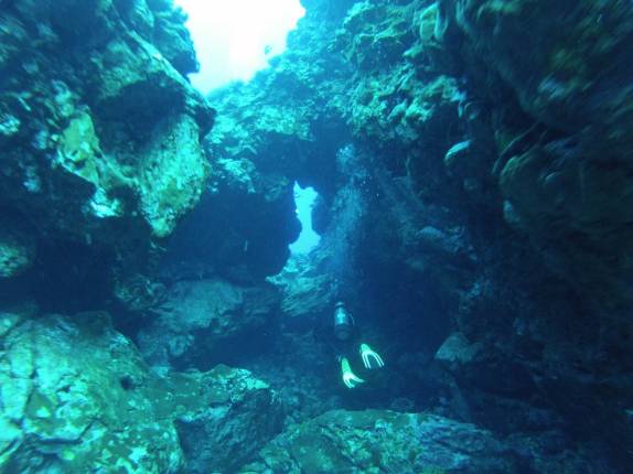 Explorando corais e cavernas durante mergulho na Ilha de Páscoa, em pleno Oceano Pacífico
